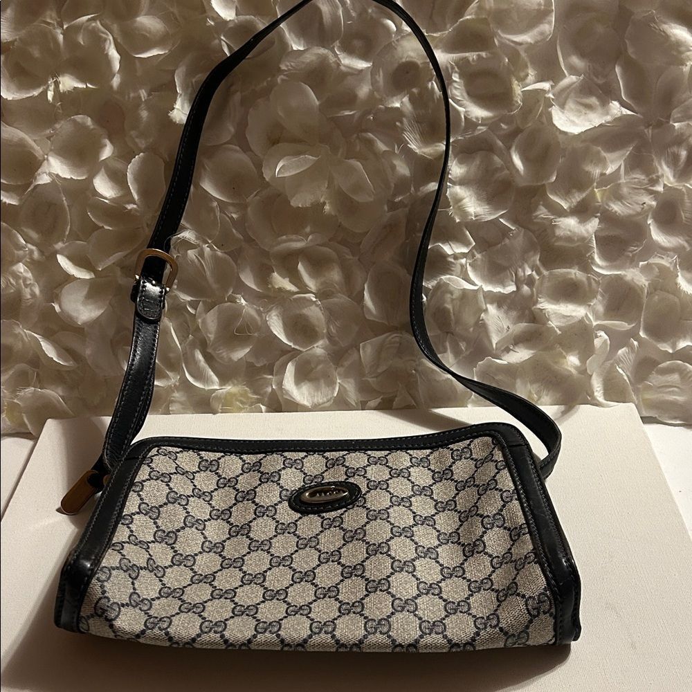 Gucci Signature Black and Cream Crossbody - Picture 2 of 5